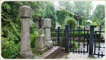 Каменные столбы как украшение сада