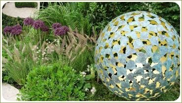 Шар в цветнике