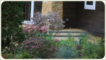 Цветник у входа