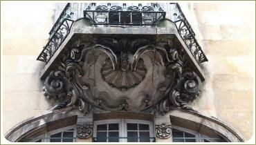 Лепнина в основании балкона