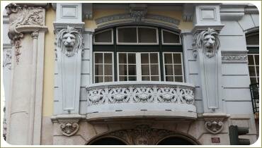 Скульптура и барельеф на балконе