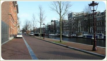 Аллея с фонарями вдоль канала