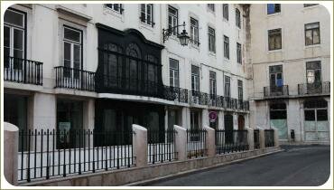 Здание с белым фасадом и кованными элементами