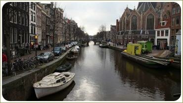 Плавучие сооружения на водоканале вдоль строений