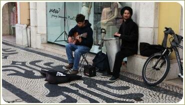 Уличные музыканты с инструментами на фоне витрины магазина