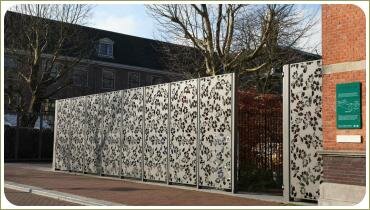 Металлическое ограждение с красивым ажурным рисунком