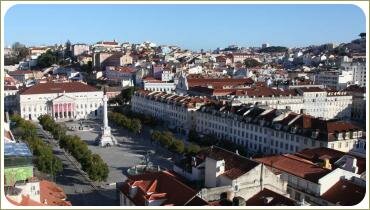 Вид сверху на площадь с памятником и крыши домов