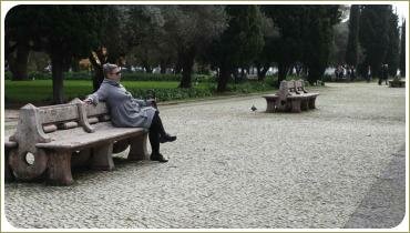 Скамейки из камня на аллее парка