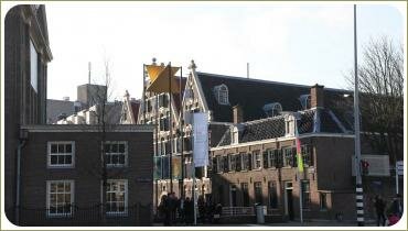 Невысокие строения и стелла со звездой давида