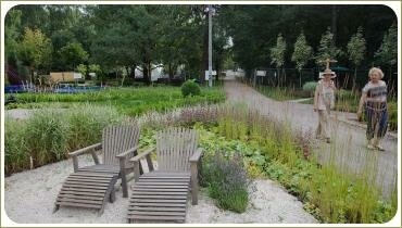 Деревянные шезлонги на гравийной отсыпке