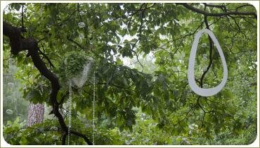 Подвесные украшения на деревьях