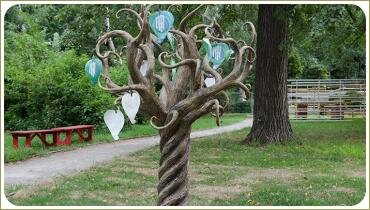 Скульптура в виде дерева с извилистыми ветвями