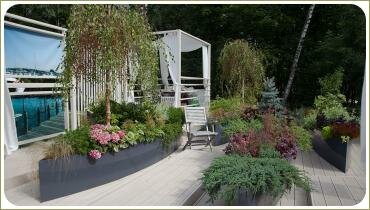 Клумбы в виде лодок на террасе