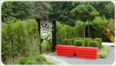 Декоративная ширма и скамейка в саду