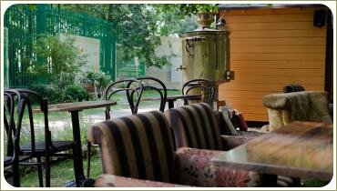 Полосатые кресла и столики на улице