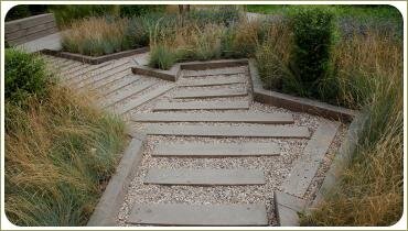 Дорожка с ломаными линиями в саду