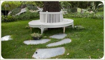 Степовая дорожка из зеркально материала на лужайке