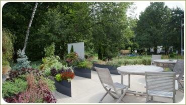 Терраса с клумбами и цветами