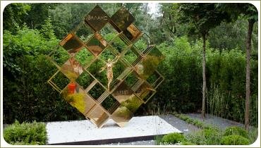 Скульптура золотого цвета из ромбов и надписей