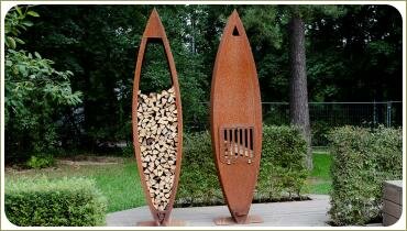 Сооружения из ржавого металла в виде дровницы и барбекю