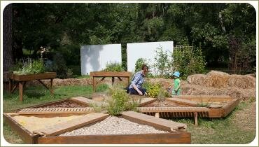 Треугольники с песком и камнями и корой