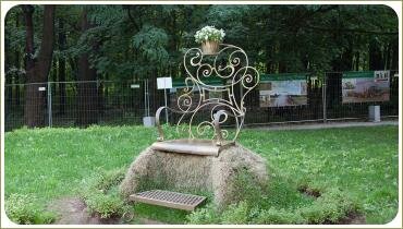 Кованный трон на зелёной лужайке