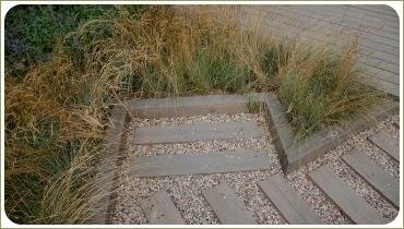 Деревянная дорожка на гравийной отсыпке