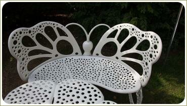 Ажурный диванчик и стол из белого металла