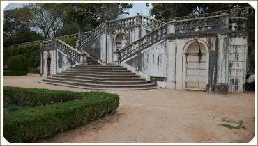 Стена и большая лестница в парке