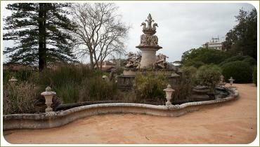 Большой фонтан со множеством скульптур