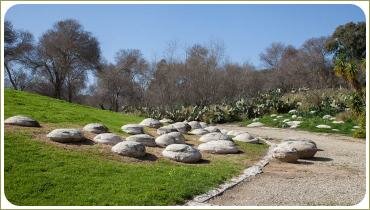 Камни-капли. Hayarkon Park Круглые плоские камни на косогоре и на дороге
