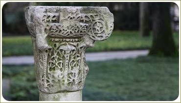 Колонна из камня покрытая мхом