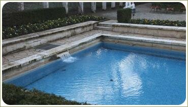 Водный каскад в каменном борту бассейна