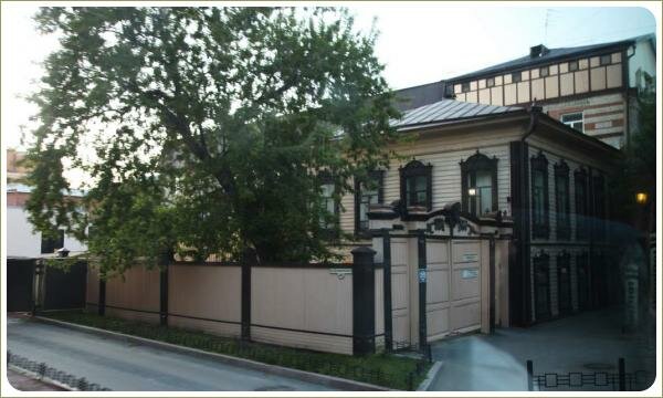 Старый дворик в Тюмени Отреставрированная купеческая усадьба из дерева молочного и коричневого цвета