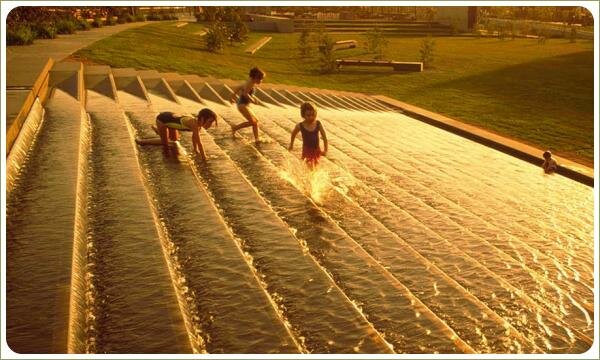 Широкая лестница с водным потоком в золотистых лучах заходящего солнца