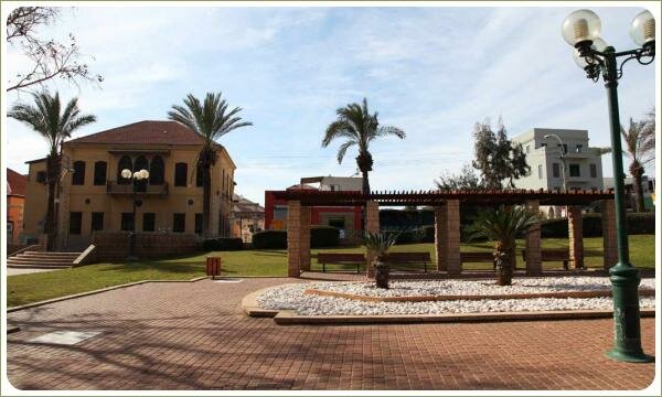 Площадь с каменным мощением и крытые скамейки и каменная отсыпка и фонари