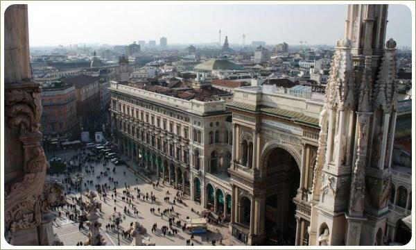 Вид с крыши собора Дуомо на Галерею Витторио Эммануэле и площадь, много людей внизу