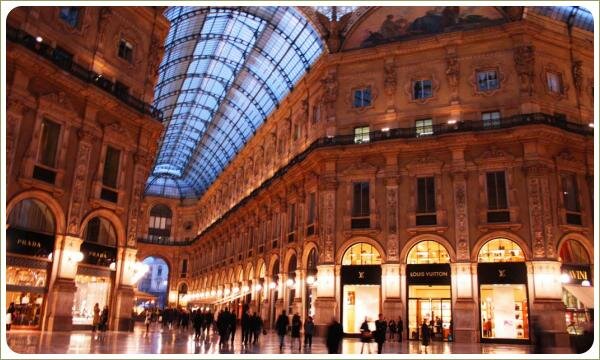 Галерея Витторио Эммануэле, купол перекрывает здания крестообразно, красивая вечерняя подсветка магазинов