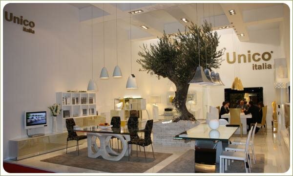 Белый павильон с белой мебелью, в центре большое дерево 