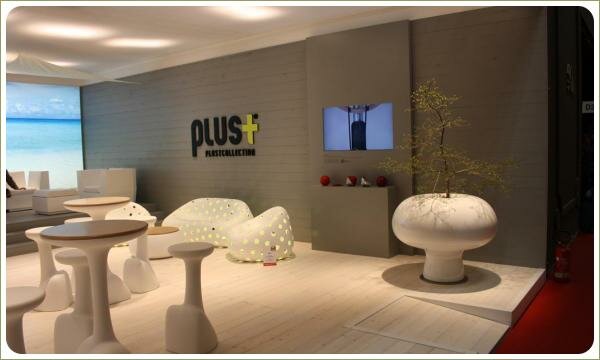 павильон белого цвета с белой округлой мебелью