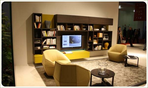 Гостиная с желтыми креслами, круглым столиком, стенка для книг с телевизором, мягкий ворсовый ковер бежевого цвета