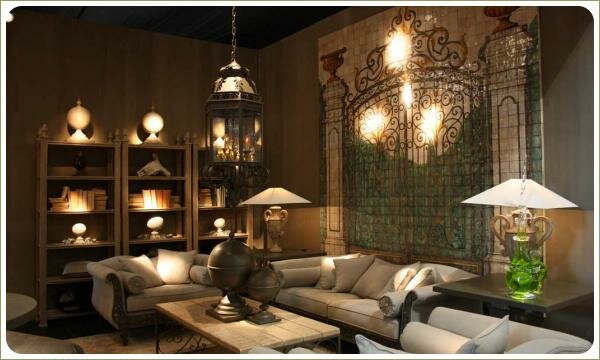 Серый интерьер с разными старинными лампами, диваны, столики из дерева