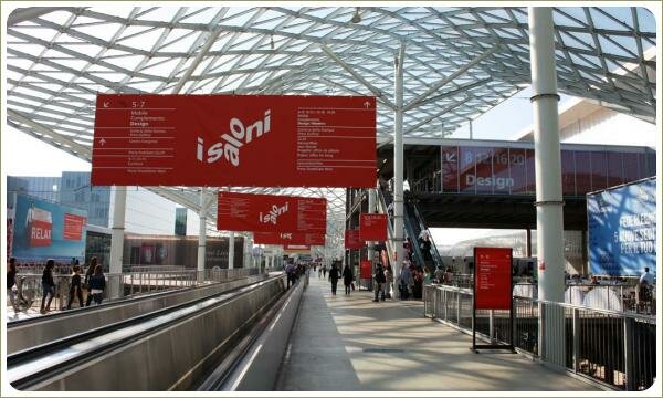 Крыша из металлоконструкций и красные вывески и бетонные дороги