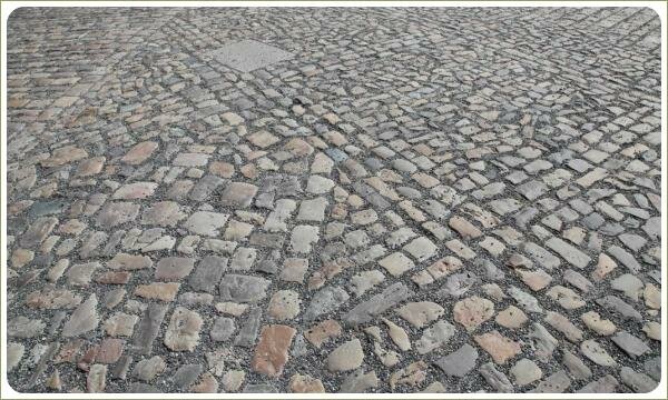 Мощение булыжником - дорожки Праги Булыжники различного размера и цвета в мощении площадки