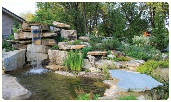 Искусственный пруд с водопадом. Урал Камни в береговой части пруда и на горке с водопадом и растения