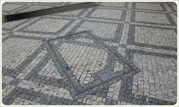 Мощение брусчаткой с технологическим колодцем. Прага Каменная брусчатка в отделке технологического люка и мощении улицы