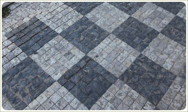 Клетка из брусчатки - мощение Праги Небольшой камень светлого и тёмного серого цвета в мощении квадратами
