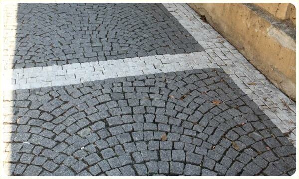Мощение брусчаткой. Прага Серый камень небольшого размера с колотыми краями в мощении дорожки