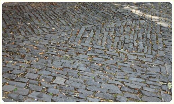 Узоры из колотого камня - мощение Праги Серый камень разного размера в узорной раскладке на площадке