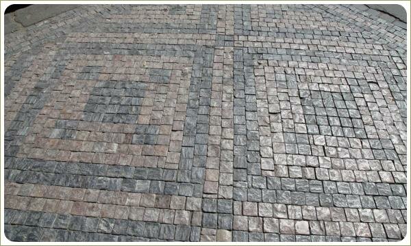 Цветная брусчатка - мощение в Праге Мелкие квадраты камней различного цвета в мощении площадки
